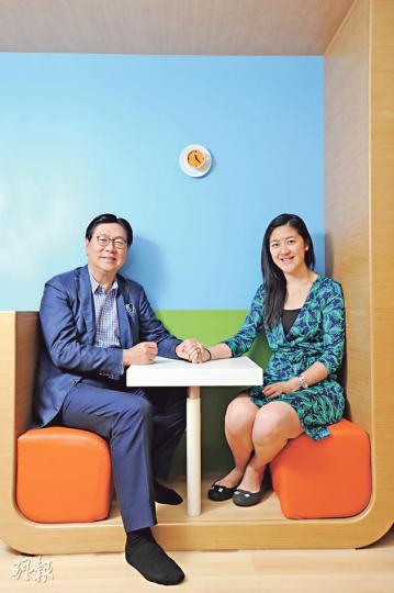 馬時亨(左)把握機會向女兒Christine(右)表達父愛,雖然兩人共處的時間不多,但父女關係仍然親密。(胡景禧攝)在不相熟的人前,馬時亨也毫不避諱,盡顯父愛,每次見面也要與乖女擁抱一下。(胡景禧攝) 馬時亨(左)把握機會向女兒Christine(右)表達父愛,雖然兩人共處的時間不多,但父女關係仍然親密。(胡景禧攝)在不相熟的人前,馬時亨也毫不避諱,盡顯父愛,每次見面也要與乖女擁抱一下。(胡景禧攝)