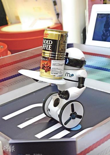 爸爸今晚要通宵睇波,等MiP幫你攞罐咖啡先!($999)(陳淑安攝) MiP高約18cm,有黑白兩色。在格鬥、拳擊模式中被擊倒,或失去平衡倒下,便會發出悲鳴,通知你把它扶正!(陳淑安攝) ($1088)(陳淑安攝) ($1699)(陳淑安攝) ($398)(陳淑安攝) 爸爸今晚要通宵睇波,等MiP幫你攞罐咖啡先!($999)(陳淑安攝) MiP高約18cm,有黑白兩色。在格鬥、拳擊模式中被擊倒,或失去平衡倒下,便會發出悲鳴,通知你把它扶正!(陳淑安攝) ($1088)(陳淑安攝) ($1699)(陳淑安攝) ($398)(陳淑安攝)