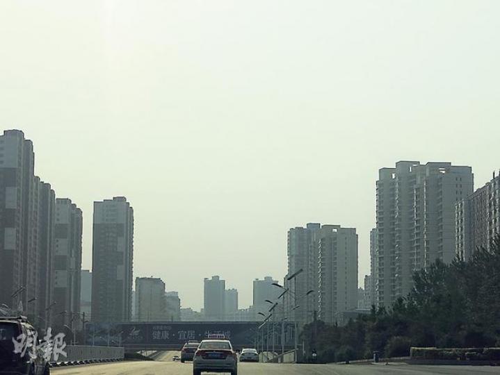6月初記者走訪河北保定,當日該市仍有輕微霧霾,天空灰濛濛一片。(明報記者攝) 天津內有多處發電廠,政府有意將之遷走,但因利益問題遲遲未解決。(明報記者攝) 燃煤、揚塵以及汽車廢氣是天津以及河北省多地的主要污染源。圖為河北保定市內一處建築工地。(明報記者攝) 6月初記者走訪河北保定,當日該市仍有輕微霧霾,天空灰濛濛一片。(明報記者攝) 天津內有多處發電廠,政府有意將之遷走,但因利益問題遲遲未解決。(明報記者攝) 燃煤、揚塵以及汽車廢氣是天津以及河北省多地的主要污染源。圖為河北保定市內一處建築工地。(明報記者攝)