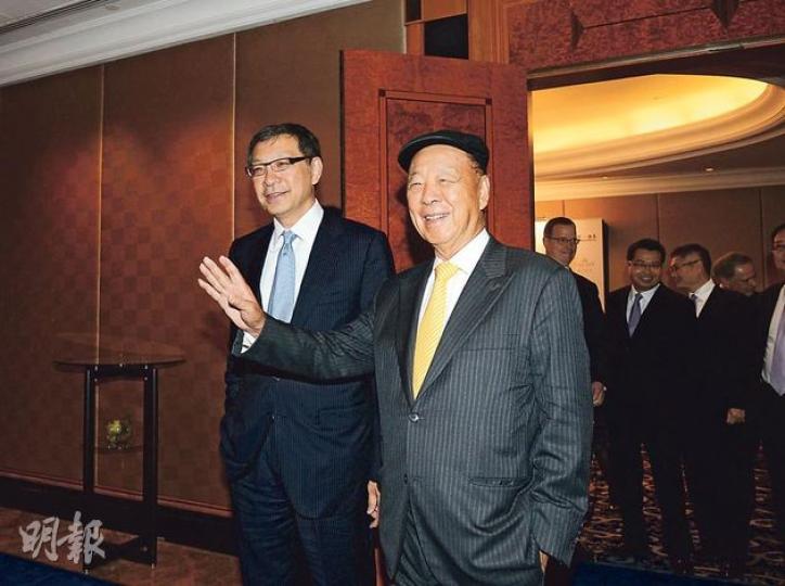 銀河娛樂主席呂志和(右)指出,澳門已經發展娛樂、旅遊及文化事業,他期望能夠吸引到韓國遊客過來。圖左為銀娛副主席呂耀東。(陳淑安攝) 銀河娛樂主席呂志和(右)指出,澳門已經發展娛樂、旅遊及文化事業,他期望能夠吸引到韓國遊客過來。圖左為銀娛副主席呂耀東。(陳淑安攝)
