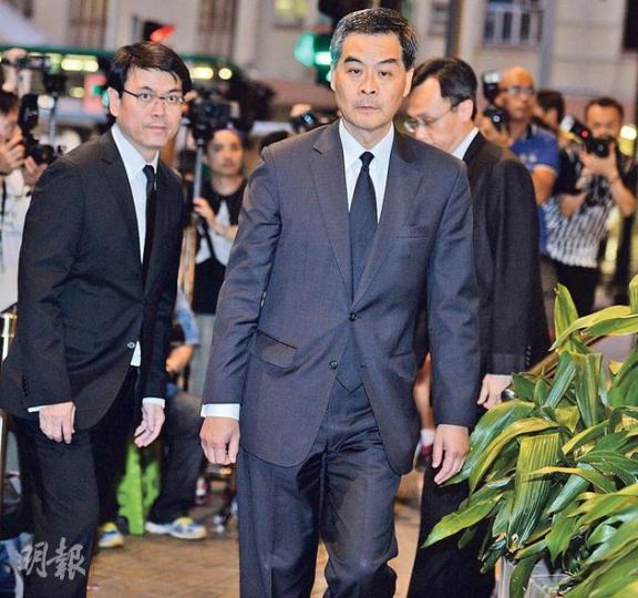 行政長官梁振英(中)昨晚約7時在特首辦主任邱騰華(左)陪同下,到達香港殯儀館向何佐芝致祭,逗留約15分鐘後離開。面對記者提及商台續牌問題,梁振英未有回答。(劉焌陶攝)賭王何鴻燊二房長女、信德董事總經理何超瓊昨午亦到達靈堂向何佐芝致祭。(劉焌陶攝)前廣播處長張敏儀昨午到香港殯儀館,送別商台創辦人何佐芝。(劉焌陶攝) 行政長官梁振英(中)昨晚約7時在特首辦主任邱騰華(左)陪同下,到達香港殯儀館向何佐芝致祭,逗留約15分鐘後離開。面對記者提及商台續牌問題,梁振英未有回答。(劉焌陶攝)賭王何鴻燊二房長女、信德董事總經理何超瓊昨午亦到達靈堂向何佐芝致祭。(劉焌陶攝)前廣播處長張敏儀昨午到香港殯儀館,送別商台創辦人何佐芝。(劉焌陶攝)
