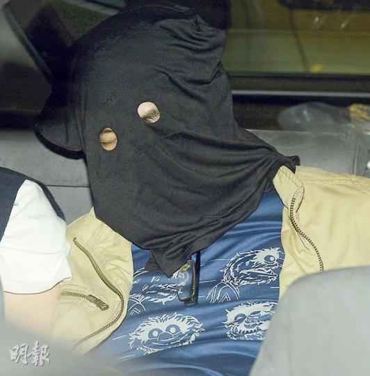 報稱為醫治心臟病而運毒的56歲男疑犯,被海關人員以黑布蒙頭帶署扣查。(蔡方山攝)心臟病漢在背包內放有一個方形的公事包,過關時因背包「起角」及公事包肩帶露出,惹來海關人員懷疑,結果關員起出兩公斤冰毒。(蔡方山攝) 報稱為醫治心臟病而運毒的56歲男疑犯,被海關人員以黑布蒙頭帶署扣查。(蔡方山攝)心臟病漢在背包內放有一個方形的公事包,過關時因背包「起角」及公事包肩帶露出,惹來海關人員懷疑,結果關員起出兩公斤冰毒。(蔡方山攝)
