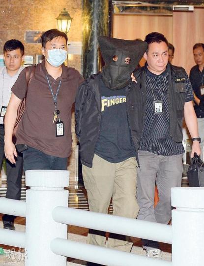被捕的「槍癡」報稱在泰國購下懷疑真槍再郵遞返港,昨凌晨戴上頭套及手銬,從其荃灣寓所被押返警署扣查。(蔡方山攝)探員在「槍癡」寓所內搜出大批懷疑曾改裝的氣槍,包括一把M-10衝鋒槍。(蔡方山攝) 被捕的「槍癡」報稱在泰國購下懷疑真槍再郵遞返港,昨凌晨戴上頭套及手銬,從其荃灣寓所被押返警署扣查。(蔡方山攝)探員在「槍癡」寓所內搜出大批懷疑曾改裝的氣槍,包括一把M-10衝鋒槍。(蔡方山攝)