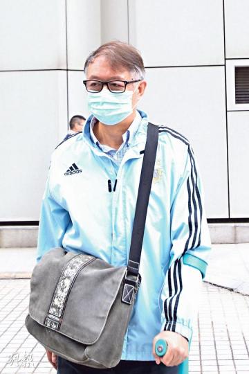 前體育教師歐陽朗德(圖)興訟向喇沙小學索償逾200萬元,他現時需借助拐杖走路,目前仍在該小學任教其他科目。(林俊源攝) 前體育教師歐陽朗德(圖)興訟向喇沙小學索償逾200萬元,他現時需借助拐杖走路,目前仍在該小學任教其他科目。(林俊源攝)
