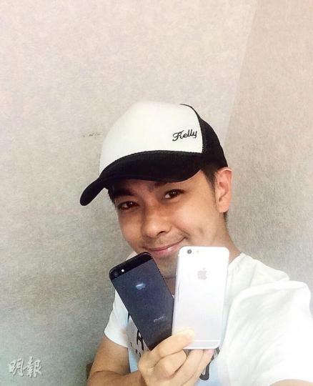 林志穎在微博展示一部未曝光的疑似iPhone 6(右),再掀起話題。(微博圖片) 林志穎在微博展示一部未曝光的疑似iPhone 6(右),再掀起話題。(微博圖片)