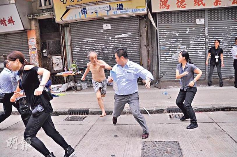 赤膊上身、只穿「孖煙囱」的59歲黎×華(中)昨情緒激動,趁一批保安及市建局人員下樓時,追打一名市建局職員,眾人慌忙逃避。(楊德銘攝) 黎父(左二)下樓後情緒仍然激動,喝罵抬他下樓的黑人保安員,長子(左一)及其妻(左三)則在旁拉着他。(楊德銘攝) 執達吏上門收樓期間,黎父激動爬出外牆危站5樓簷篷(圖上方),拉開寫上「不要錢 樓換樓」橫額。(楊德銘攝) 赤膊上身、只穿「孖煙囱」的59歲黎×華(中)昨情緒激動,趁一批保安及市建局人員下樓時,追打一名市建局職員,眾人慌忙逃避。(楊德銘攝) 黎父(左二)下樓後情緒仍然激動,喝罵抬他下樓的黑人保安員,長子(左一)及其妻(左三)則在旁拉着他。(楊德銘攝) 執達吏上門收樓期間,黎父激動爬出外牆危站5樓簷篷(圖上方),拉開寫上「不要錢 樓換樓」橫額。(楊德銘攝)