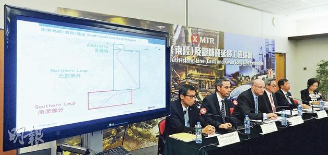 港鐵昨臨時舉行記者會,交代南港島線及觀塘線延線工程滯後6個月的消息,港鐵一眾高層出席,包括行政總裁韋達誠(左三)及工程總監周大滄(左四)。(余俊亮攝) 港鐵昨臨時舉行記者會,交代南港島線及觀塘線延線工程滯後6個月的消息,港鐵一眾高層出席,包括行政總裁韋達誠(左三)及工程總監周大滄(左四)。(余俊亮攝)