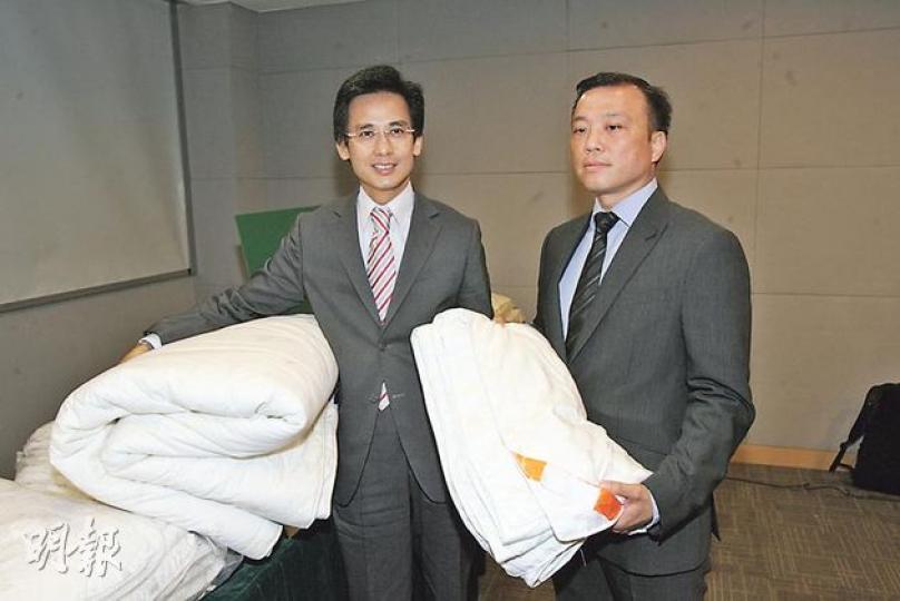 海關發現「卡撒天嬌」羊毛被及「天妃」蠶絲被,其商品標籤列明100%純羊毛及純蠶絲製造,但分別含兩成及七成人造纖維,涉嫌違反商品說明條例。(伍浦鋒攝) 海關發現「卡撒天嬌」羊毛被及「天妃」蠶絲被,其商品標籤列明100%純羊毛及純蠶絲製造,但分別含兩成及七成人造纖維,涉嫌違反商品說明條例。(伍浦鋒攝)