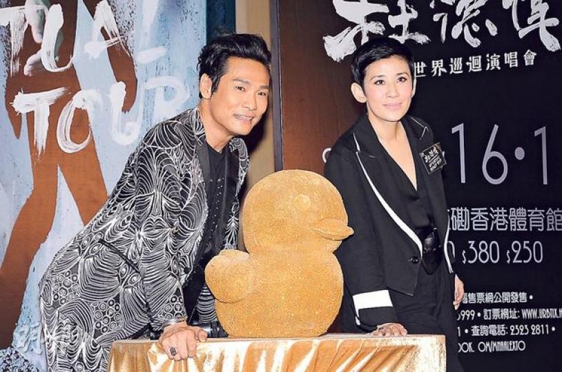 金雞吳君如送上金鴨給舊愛杜德偉,祝他的演唱會金光閃閃。(攝影:鍾偉茵) Ice在場拍低老公杜德偉的記者會,認真細心。(攝影:鍾偉茵) 金雞吳君如送上金鴨給舊愛杜德偉,祝他的演唱會金光閃閃。(攝影:鍾偉茵) Ice在場拍低老公杜德偉的記者會,認真細心。(攝影:鍾偉茵)