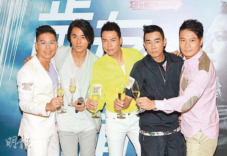 林曉峰(左起)、鄭伊健、謝天華、陳小春及錢嘉樂宣布暑假再開騷,眾人表示會以春夏裝示人。(攝影/記者﹕楊安莉) 林曉峰(左起)、鄭伊健、謝天華、陳小春及錢嘉樂宣布暑假再開騷,眾人表示會以春夏裝示人。(攝影/記者﹕楊安莉)