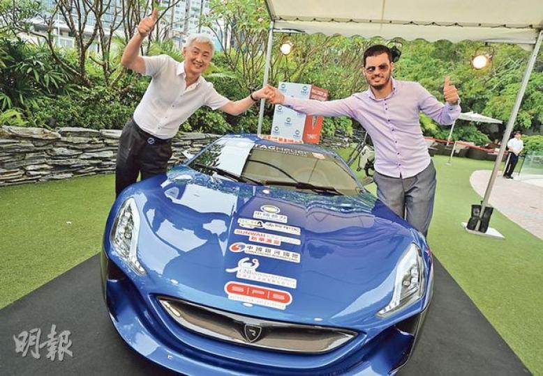「電動神獸」昨日在香港展出,其製造商Rimac Automobili的創辦人Mate Rimac(右)稱,考慮在第二代跑車使用中國動力的電動車電池。圖左為中國動力主席張韌。(盧翊銘攝) 「電動神獸」昨日在香港展出,其製造商Rimac Automobili的創辦人Mate Rimac(右)稱,考慮在第二代跑車使用中國動力的電動車電池。圖左為中國動力主席張韌。(盧翊銘攝)