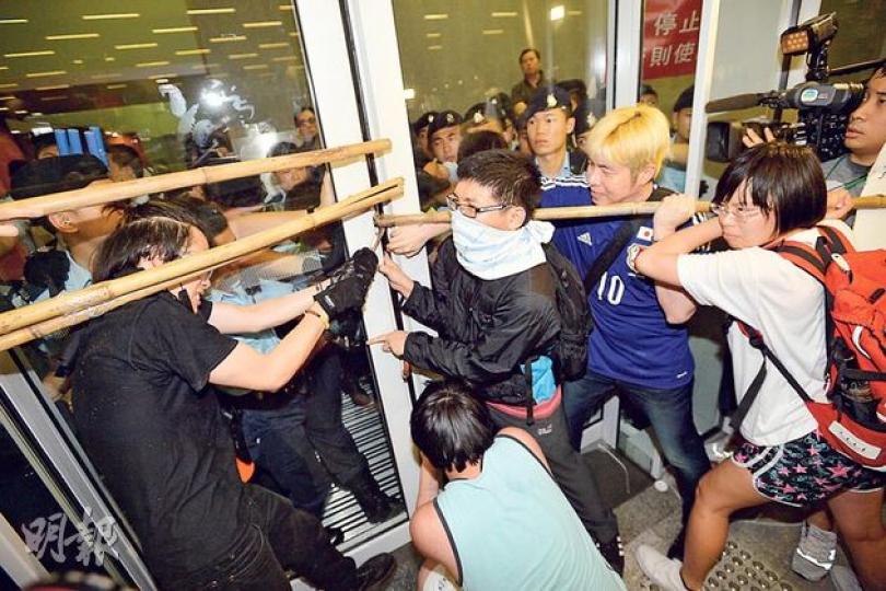 反對新界東北發展的示威者以竹竿、雨傘等物品嘗試撬開大門;立法會大樓內則有警員徒手按着大門,亦有警員一度以盾牌撞擊竹竿,雙方展開攻防戰。(鄧宗弘攝) 警方向示威者施放胡椒噴霧。(鄧宗弘攝) 有示威者以警方的鐵馬作為工具,擊破立法會大樓的牆,在內的警員馬上以盾牌防備,非常緊張。(盧翊銘攝) 多名警員合力制服一名示威者,抬他到附近警車拘捕。(余俊亮攝) 立法會的保安人員雖在立法會大門外架起3層鐵馬,但遭示威者拆走,一擁而上,嘗試衝入立法會大樓。(盧翊銘攝) 昨晚深夜11時許,立法會財委會會議暫停後,約 反對新界東北發展的示威者以竹竿、雨傘等物品嘗試撬開大門;立法會大樓內則有警員徒手按着大門,亦有警員一度以盾牌撞擊竹竿,雙方展開攻防戰。(鄧宗弘攝) 警方向示威者施放胡椒噴霧。(鄧宗弘攝) 有示威者以警方的鐵馬作為工具,擊破立法會大樓的牆,在內的警員馬上以盾牌防備,非常緊張。(盧翊銘攝) 多名警員合力制服一名示威者,抬他到附近警車拘捕。(余俊亮攝) 立法會的保安人員雖在立法會大門外架起3層鐵馬,但遭示威者拆走,一擁而上,嘗試衝入立法會大樓。(盧翊銘攝) 昨晚深夜11時許,立法會財委會會議暫停後,約