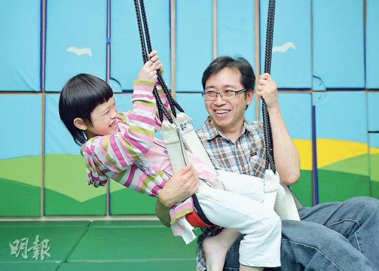 曾任船務經理的楊健偉(右),眼見愛女欣欣(左)患自閉症,期望在她6歲前的學習黃金期盡量陪伴左右,毅然辭去高薪厚職。(盧翊銘攝) 姚順達(左)的4歲子陽陽(右)自幼確診患自閉症。姚爸爸每周安排陽陽學習游泳、溜冰及單車,希望可藉運動改善兒子情况,也能增加父子交流。(盧翊銘攝) 曾任船務經理的楊健偉(右),眼見愛女欣欣(左)患自閉症,期望在她6歲前的學習黃金期盡量陪伴左右,毅然辭去高薪厚職。(盧翊銘攝) 姚順達(左)的4歲子陽陽(右)自幼確診患自閉症。姚爸爸每周安排陽陽學習游泳、溜冰及單車,希望可藉運動改善兒子情况,也能增加父子交流。(盧翊銘攝)