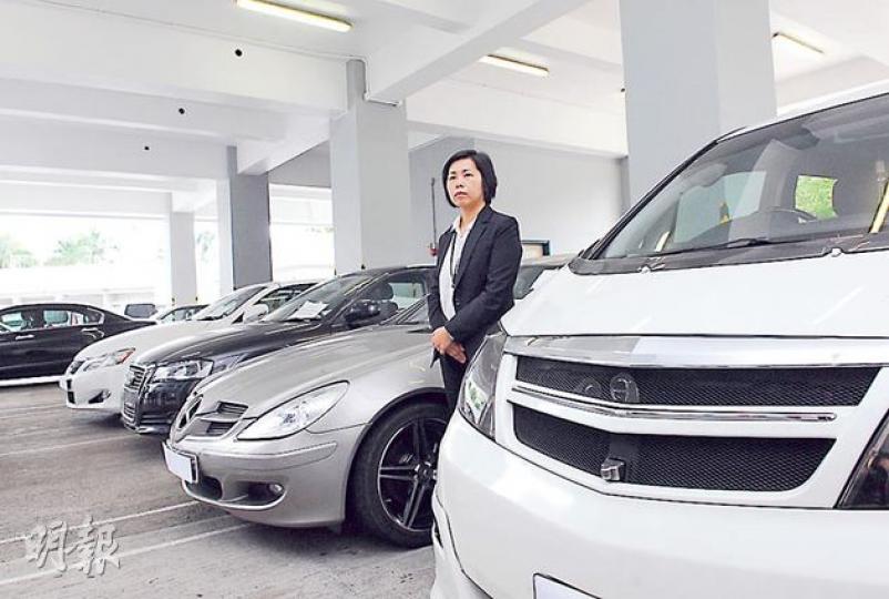 騙徒以空頭支票騙取的車輛包括平治及凌志等名貴房車,新界北重案組總督察李淑儀(圖)指警方高度重視此類詐騙案件,將加強打擊。(鍾炳然攝) 騙徒以空頭支票騙取的車輛包括平治及凌志等名貴房車,新界北重案組總督察李淑儀(圖)指警方高度重視此類詐騙案件,將加強打擊。(鍾炳然攝)