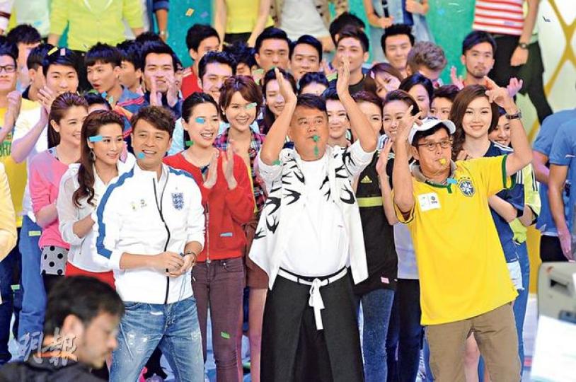 TVB出動大堆頭陣容,並以李克勤(左起)、阿叻及阿倫上陣力谷收視。(攝影﹕鍾偉茵) 一班青春派藝員為節目製造熱鬧氣氛,但部分觀眾與網民不欣賞,覺得是吵耳。(攝影﹕鍾偉茵) 嘟嘟一向早瞓,亦為世界盃而捱眼瞓,出動做主持。(攝影﹕鍾偉茵) TVB出動大堆頭陣容,並以李克勤(左起)、阿叻及阿倫上陣力谷收視。(攝影﹕鍾偉茵) 一班青春派藝員為節目製造熱鬧氣氛,但部分觀眾與網民不欣賞,覺得是吵耳。(攝影﹕鍾偉茵) 嘟嘟一向早瞓,亦為世界盃而捱眼瞓,出動做主持。(攝影﹕鍾偉茵)