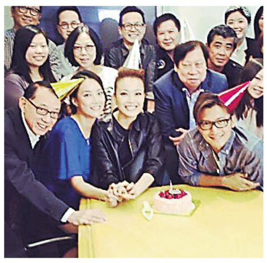 老闆楊受成、吳雨、霍汶希、謝霆鋒為容祖兒慶祝生日。(微博圖片) 老闆楊受成、吳雨、霍汶希、謝霆鋒為容祖兒慶祝生日。(微博圖片)