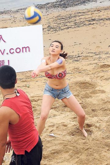 張家瑩大曬34D本錢,在炎炎夏日派發冰淇淋。(攝影/記者:陳釗) 鄭伊娜的火紅色泳衣有點娘味。(攝影/記者:陳釗) 張家瑩大曬34D本錢,在炎炎夏日派發冰淇淋。(攝影/記者:陳釗) 鄭伊娜的火紅色泳衣有點娘味。(攝影/記者:陳釗)
