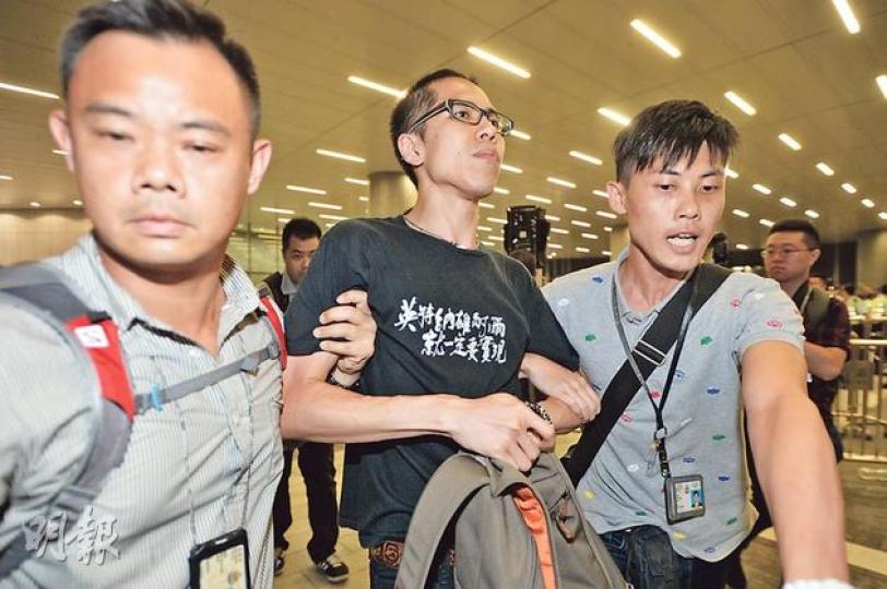 被捕的社運人士周諾恆在凌晨3時許被警員帶走期間,眉梢及額角未見有傷痕。(盧翊銘攝) 被捕的社運人士周諾恆在凌晨3時許被警員帶走期間,眉梢及額角未見有傷痕。(盧翊銘攝)