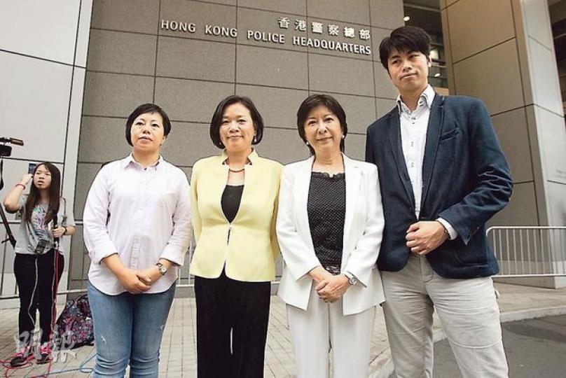 立法會議員麥美娟(左起)、梁美芬、蔣麗芸等昨到警署報案,指有人蓄意阻塞立法會出入口。(林俊源攝) 立法會議員麥美娟(左起)、梁美芬、蔣麗芸等昨到警署報案,指有人蓄意阻塞立法會出入口。(林俊源攝)