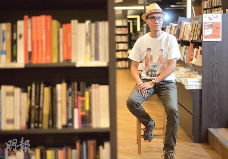 董啟章潛心寫作20年,在中大一直屬兼職教學,近年執教的是《香港文學欣賞》通識課程,教本科生讀劉以鬯、西西、也斯、韓麗珠等名家短篇,但絕不讀自己的文章,董笑言:「他們要考學分的啊﹗」圖為董在中大大學書店留影。(盧翊銘攝)(明報製圖) 董啟章潛心寫作20年,在中大一直屬兼職教學,近年執教的是《香港文學欣賞》通識課程,教本科生讀劉以鬯、西西、也斯、韓麗珠等名家短篇,但絕不讀自己的文章,董笑言:「他們要考學分的啊﹗」圖為董在中大大學書店留影。(盧翊銘攝)(明報製圖)