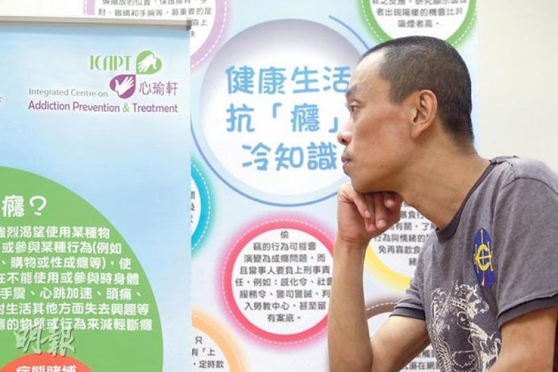 曾沉迷賭博和酗酒的爸爸阿和,昔日因常發酒瘋而導致離婚,從此無法與子女同住,幸最終戒除陋習才獲家人原諒,他直言﹕「如果無戒酒,365日都自己一個人。」(郭慶輝攝) 曾沉迷賭博和酗酒的爸爸阿和,昔日因常發酒瘋而導致離婚,從此無法與子女同住,幸最終戒除陋習才獲家人原諒,他直言﹕「如果無戒酒,365日都自己一個人。」(郭慶輝攝)