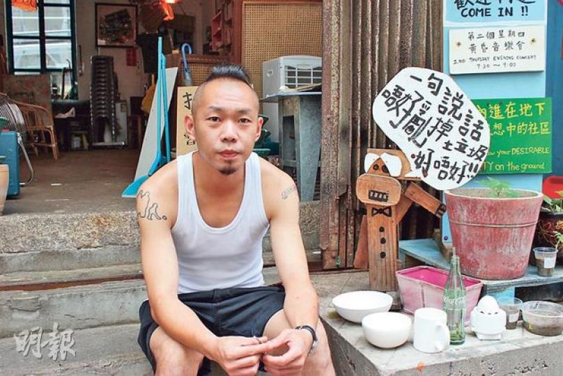 香港故事館負責人阿謙(圖)把洋婦阿珍派雪糕的情况拍下放上網,獲千名網民讚好,他表示平日也會拍照記錄灣仔區的生活點滴。(朱家怡攝) 香港故事館負責人阿謙(圖)把洋婦阿珍派雪糕的情况拍下放上網,獲千名網民讚好,他表示平日也會拍照記錄灣仔區的生活點滴。(朱家怡攝)