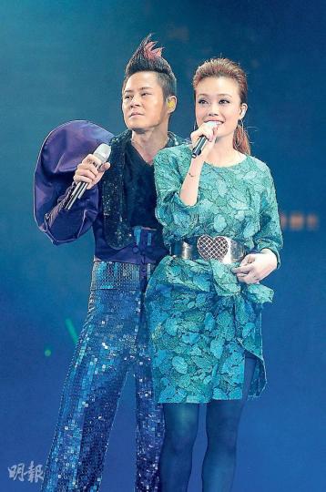 蔡一傑攬着容祖兒合唱《愛一次便夠》,兩人更在台上當眾咀嘴(下圖)。(攝影﹕鍾偉茵)(攝影﹕鍾偉茵)伊健壓軸出場,他拿出相機與草蜢360度轉身跟全場觀眾合照。(攝影﹕鍾偉茵)蒙嘉慧穿貼身衫褲站在觀眾席看得投入,身形弗爆沒有孕味。(攝影﹕鍾偉茵)張智霖、彭羚、林海峰、容祖兒、黃偉文及張耀揚與草蜢合照。(攝影﹕鍾偉茵) 蔡一傑攬着容祖兒合唱《愛一次便夠》,兩人更在台上當眾咀嘴(下圖)。(攝影﹕鍾偉茵)(攝影﹕鍾偉茵)伊健壓軸出場,他拿出相機與草蜢360度轉身跟全場觀眾合照。(攝影﹕鍾偉茵)蒙嘉慧穿貼身衫褲站在觀眾席看得投入,身形弗爆沒有孕味。(攝影﹕鍾偉茵)張智霖、彭羚、林海峰、容祖兒、黃偉文及張耀揚與草蜢合照。(攝影﹕鍾偉茵)
