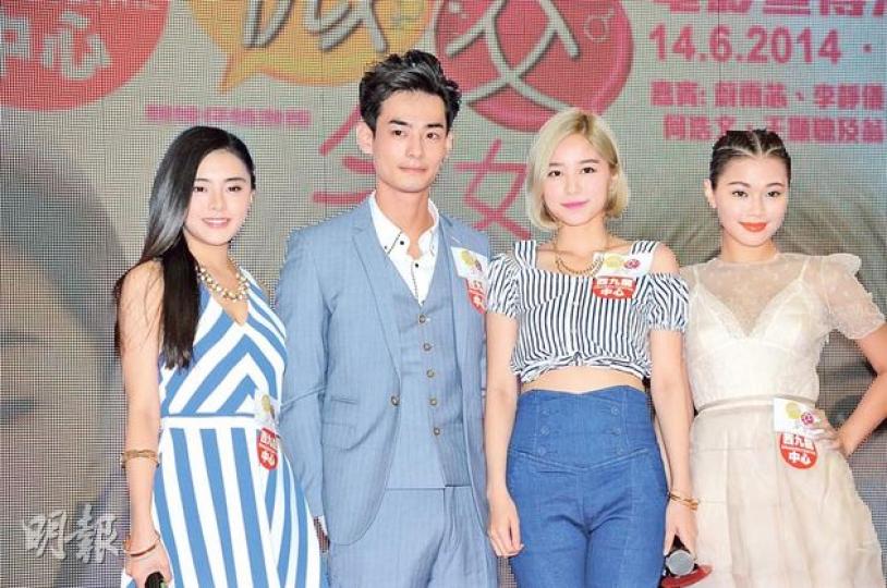 許雅婷(左起)、何浩文、李靜儀及蔚雨芯到深水埗商場谷新片。(攝影﹕鍾偉茵) 許雅婷(左起)、何浩文、李靜儀及蔚雨芯到深水埗商場谷新片。(攝影﹕鍾偉茵)