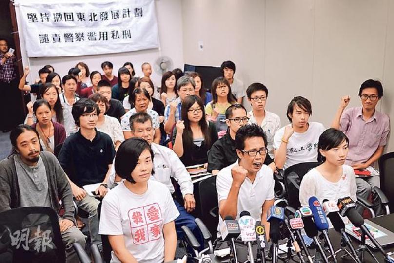 上周五有份參與立法會外集會示威的8個組織昨日舉行記者會,要求政府於本周五財會再開會前撤回東北發展計劃。圖最前排為粉嶺北農村及居民聯席成員區晞旻(左起)、古洞北發展關注組成員李肇華、粉嶺北農村及居民聯席成員卓佳佳。(葉家豪攝)(明報製圖) 上周五有份參與立法會外集會示威的8個組織昨日舉行記者會,要求政府於本周五財會再開會前撤回東北發展計劃。圖最前排為粉嶺北農村及居民聯席成員區晞旻(左起)、古洞北發展關注組成員李肇華、粉嶺北農村及居民聯席成員卓佳佳。(葉家豪攝)(明報製圖)