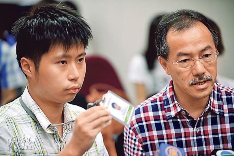 立法會議員張超雄(右)助理周振宇(左)表示,當晚被警員拘捕時,他一直戴上立法會的工作證件,並多次向警員表明身分,但警員未有理會,之後於警車上被警員多次毆打。(葉家豪攝) 立法會議員張超雄(右)助理周振宇(左)表示,當晚被警員拘捕時,他一直戴上立法會的工作證件,並多次向警員表明身分,但警員未有理會,之後於警車上被警員多次毆打。(葉家豪攝)