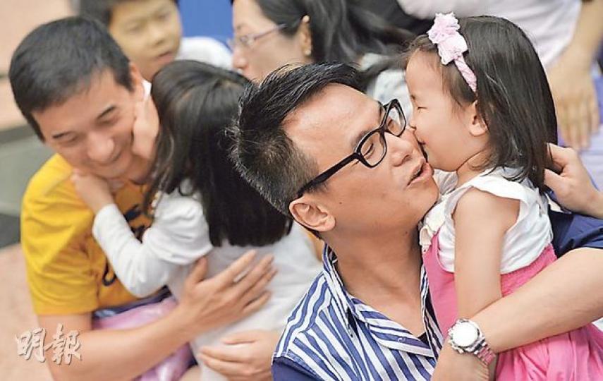 聖公會聖基道兒童院昨公布「家長管教子女情况」調查結果及舉行「親親爸爸大行動」,每名在場的子女趁父親節親吻父親10秒鐘。(余俊亮攝) 聖公會聖基道兒童院昨公布「家長管教子女情况」調查結果及舉行「親親爸爸大行動」,每名在場的子女趁父親節親吻父親10秒鐘。(余俊亮攝)