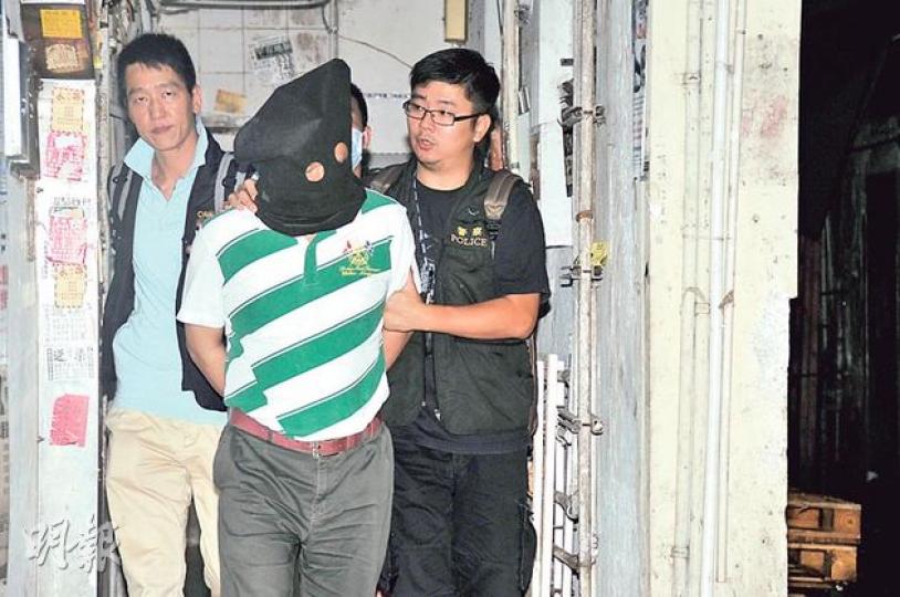 新界南總區反黑組探員在荃灣二坡坊破獲外圍賭博集團,將一名男子蒙頭拘捕帶署。(朱家怡攝) 新界南總區反黑組探員在荃灣二坡坊破獲外圍賭博集團,將一名男子蒙頭拘捕帶署。(朱家怡攝)