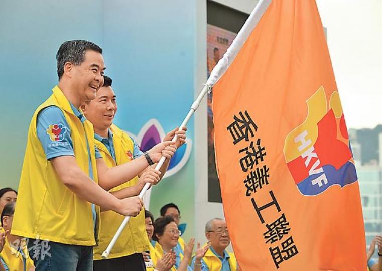 梁振英(左)出席義工活動後急急腳離場,無回應傳媒提問,而佢身邊嘅香港義工聯盟主席譚錦球好識做,發言時響應政府呼籲,叫年輕人多讀「白皮書」,唔好去佔中。(盧翊銘攝) 梁振英(左)出席義工活動後急急腳離場,無回應傳媒提問,而佢身邊嘅香港義工聯盟主席譚錦球好識做,發言時響應政府呼籲,叫年輕人多讀「白皮書」,唔好去佔中。(盧翊銘攝)
