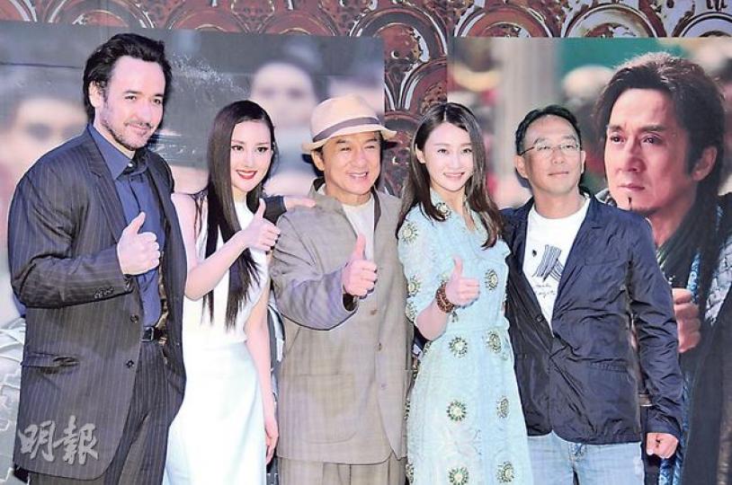 尊古錫(左起)、王若心、成龍、林鵬、李仁港寄望《天將雄師》有好成績。(攝影/記者﹕梁榮達) 尊古錫(左起)、王若心、成龍、林鵬、李仁港寄望《天將雄師》有好成績。(攝影/記者﹕梁榮達)