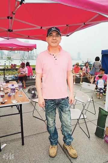 秋生自爆有很多男性追求者。(攝影:梁迺楠)除趙式芝(右四)與盧凱彤(右二),黃耀明(右三)的親人齊上台為壽星仔慶祝生日。(攝影:梁迺楠)王敏德與太太馬詩慧及兩女兒,還有杜德偉也現身支持。(攝影:梁迺楠)何韻詩感動《一點粉紅2014》獲大批市民支持。(攝影:梁迺楠) 秋生自爆有很多男性追求者。(攝影:梁迺楠)除趙式芝(右四)與盧凱彤(右二),黃耀明(右三)的親人齊上台為壽星仔慶祝生日。(攝影:梁迺楠)王敏德與太太馬詩慧及兩女兒,還有杜德偉也現身支持。(攝影:梁迺楠)何韻詩感動《一點粉紅2014》獲大批市民支持。(攝影:梁迺楠)