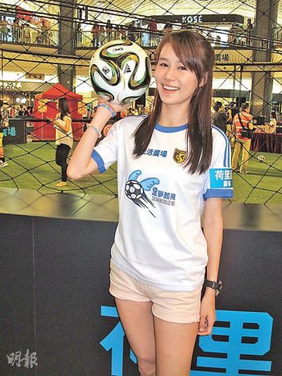 黃翠如陪父親睇波,認真乖女。(攝影/記者:柯美) 黃翠如陪父親睇波,認真乖女。(攝影/記者:柯美)