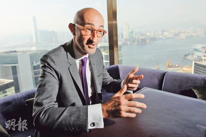 美岸大酒店執行董事Francois Dussart(圖)指出,由於中國政府厲行節約,確有一些小型中國商務團取消了酒店預訂,但他並不擔心,「大家都明白反貪是為了更好的將來」。(林俊源攝)圖為胡錦濤題辭。(林俊源攝) 美岸大酒店執行董事Francois Dussart(圖)指出,由於中國政府厲行節約,確有一些小型中國商務團取消了酒店預訂,但他並不擔心,「大家都明白反貪是為了更好的將來」。(林俊源攝)圖為胡錦濤題辭。(林俊源攝)