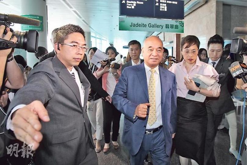 新世界主席鄭家純(中)昨日下午在得知私有化決議不獲通過後,稱會「以平常心對待」,暫時不會考慮再度申請私有化,而供股所得的款項將用於重建新世界中心和購置土地。(林俊源攝) 新世界主席鄭家純(中)昨日下午在得知私有化決議不獲通過後,稱會「以平常心對待」,暫時不會考慮再度申請私有化,而供股所得的款項將用於重建新世界中心和購置土地。(林俊源攝)