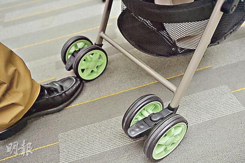 「Combi牌Urban Walker Classic」(圖)等3款手推車,後輪車輪鎖為獨立設計,非由一個鎖控制,如家長只鎖其中一個車輪,手推車或會滑走。(鄧宗弘攝)「Aprica牌Karoon Plus」手推車(圖),扶手下的空隙大得足以讓嬰孩的手或腳穿過並外露,不符安全要求。(鄧宗弘攝) 「Combi牌Urban Walker Classic」(圖)等3款手推車,後輪車輪鎖為獨立設計,非由一個鎖控制,如家長只鎖其中一個車輪,手推車或會滑走。(鄧宗弘攝)「Aprica牌Karoon Plus」手推車(圖),扶手下的空隙大得足以讓嬰孩的手或腳穿過並外露,不符安全要求。(鄧宗弘攝)