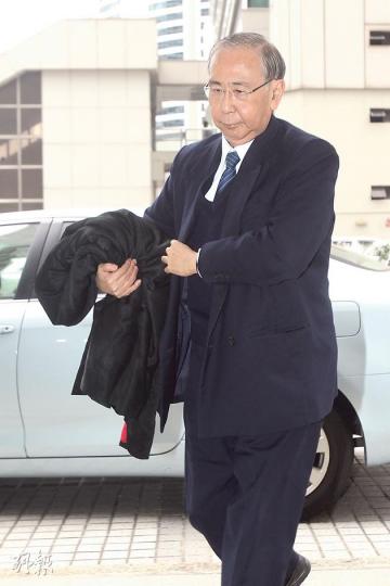 被告前政務司長許仕仁(圖)昨抵達高院時不發一言。控方庭上引述傳媒報道,指他上任政務司長前已被質疑與新地過從甚密,有利益衝突之嫌,而他獲任命政務司長後承認曾收新地顧問費。(林俊源攝)(明報製圖) 被告前政務司長許仕仁(圖)昨抵達高院時不發一言。控方庭上引述傳媒報道,指他上任政務司長前已被質疑與新地過從甚密,有利益衝突之嫌,而他獲任命政務司長後承認曾收新地顧問費。(林俊源攝)(明報製圖)
