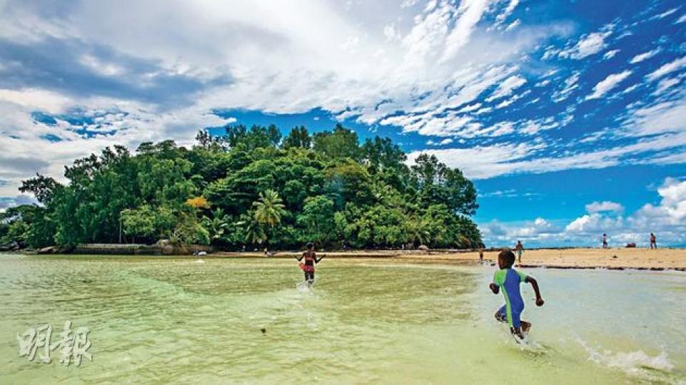 塞舌爾小島Moyenne Island的海灘水清沙幼,不少當地居民也喜歡來島上野餐、遊玩,小孩快活地在水中追逐奔跑,是絕佳的天然遊樂場。(黃志東攝)與Harold對話之時,剛巧他的孫兒與大伙兒捕魚後回來,小男孩興奮地拿着魚獲向我們展示。(黃志東攝)這張相片是浮潛時候拍攝的,魚兒聚集是為了搶先吃一口麵包;亦可見水質透明清澈。(黃志東攝)除了浮潛,亦建議可另外參加潛水活動,或者會比浮潛時看得更清楚。(黃志東攝)午餐時大家聚在Cerf Island的小沙灘,品嘗地道BBQ,主菜是烤魚、烤雞及烤豬肉等。 塞舌爾小島Moyenne Island的海灘水清沙幼,不少當地居民也喜歡來島上野餐、遊玩,小孩快活地在水中追逐奔跑,是絕佳的天然遊樂場。(黃志東攝)與Harold對話之時,剛巧他的孫兒與大伙兒捕魚後回來,小男孩興奮地拿着魚獲向我們展示。(黃志東攝)這張相片是浮潛時候拍攝的,魚兒聚集是為了搶先吃一口麵包;亦可見水質透明清澈。(黃志東攝)除了浮潛,亦建議可另外參加潛水活動,或者會比浮潛時看得更清楚。(黃志東攝)午餐時大家聚在Cerf Island的小沙灘,品嘗地道BBQ,主菜是烤魚、烤雞及烤豬肉等。