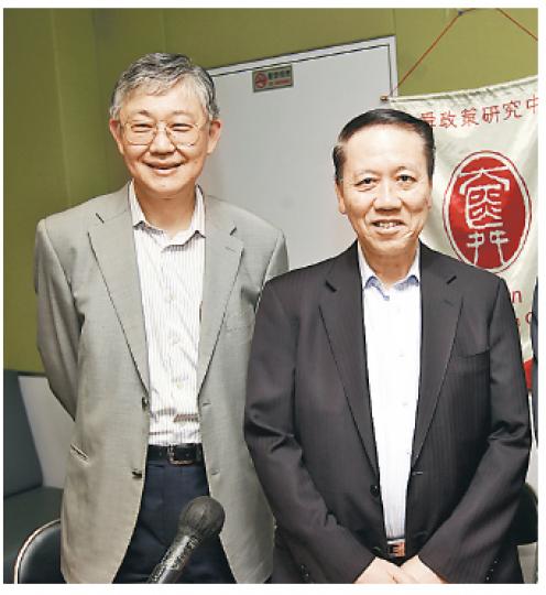 中原地產創辦人施永青(左)認為,本港樓市仍受利淡因素影響,近期一、二手物業銷情好轉,只是因為市場已積累相當購買力;右為大舜政策研究中心主席何鍾泰。(郭慶輝攝) 中原地產創辦人施永青(左)認為,本港樓市仍受利淡因素影響,近期一、二手物業銷情好轉,只是因為市場已積累相當購買力;右為大舜政策研究中心主席何鍾泰。(郭慶輝攝)
