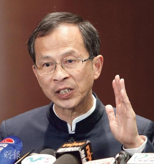 身兼立法會行政管理委員會主席的立法會主席曾鈺成昨稱,行管會留意網上有人教「怎樣攻打立法會大樓」,包括打破玻璃的方法、用什麼器具保護自己等。 (林俊源攝) 立法會昨加強佈防,門外鐵馬之間加上鐵鏈相連上鎖,令人難以把鐵馬逐個搬走。(李紹昌攝) (明報製圖) (明報製圖) 身兼立法會行政管理委員會主席的立法會主席曾鈺成昨稱,行管會留意網上有人教「怎樣攻打立法會大樓」,包括打破玻璃的方法、用什麼器具保護自己等。 (林俊源攝) 立法會昨加強佈防,門外鐵馬之間加上鐵鏈相連上鎖,令人難以把鐵馬逐個搬走。(李紹昌攝) (明報製圖) (明報製圖)