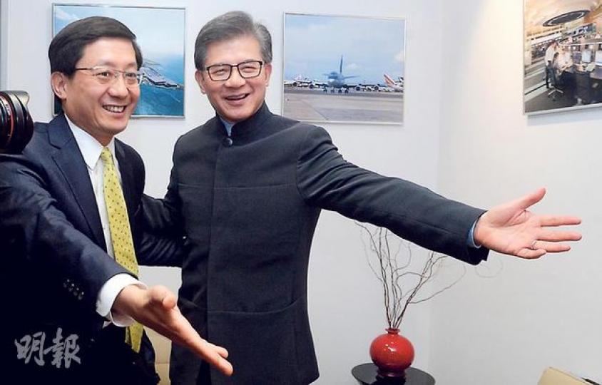 機管局昨正式宣布委任林天福(左)為機管局行政總裁,10月1日履新,機管局主席羅康瑞(右)表示,世上無一個人能夠擁有所有條件,有信心林天福勝任。(劉焌陶攝) 機管局昨正式宣布委任林天福(左)為機管局行政總裁,10月1日履新,機管局主席羅康瑞(右)表示,世上無一個人能夠擁有所有條件,有信心林天福勝任。(劉焌陶攝)