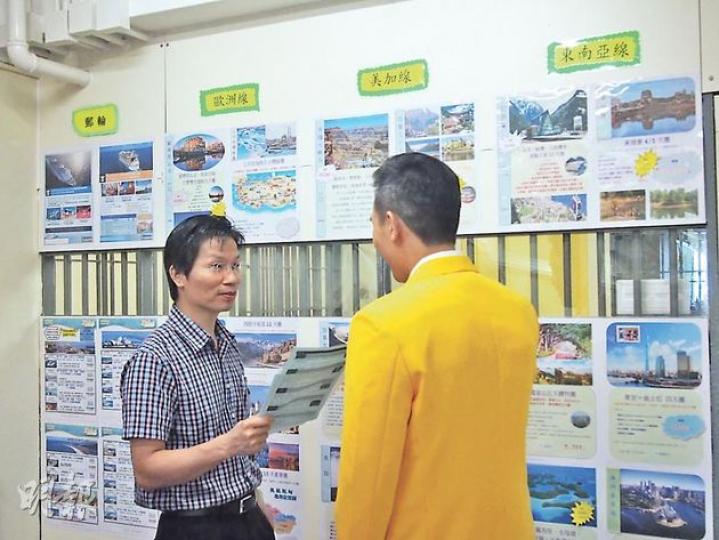 阿偉(右)昨日領取旅行社助理證書後,即場示範向「顧客」介紹旅行團行程。(永凱媛攝) 阿偉(右)昨日領取旅行社助理證書後,即場示範向「顧客」介紹旅行團行程。(永凱媛攝)