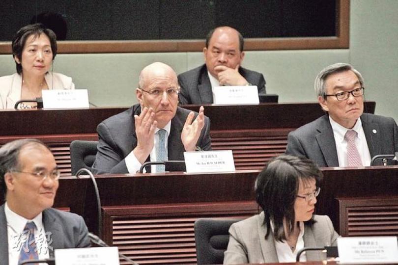 港鐵工程總監周大滄(中排右)昨以英文「Partner」形容港鐵與路政署的關係;路政署長劉家強即予以否認,運輸及房屋局副局長邱誠武(前排左)則未正面回應,說署方有協調和監察的角色。港鐵行政總裁韋達誠(中排左)對鐵路延誤再次致歉。(李紹昌攝) 港鐵工程總監周大滄(中排右)昨以英文「Partner」形容港鐵與路政署的關係;路政署長劉家強即予以否認,運輸及房屋局副局長邱誠武(前排左)則未正面回應,說署方有協調和監察的角色。港鐵行政總裁韋達誠(中排左)對鐵路延誤再次致歉。(李紹昌攝)