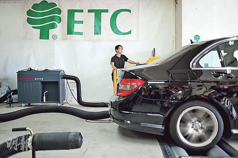 車輛被發現廢氣排放超標,環保署會向車主發出廢氣測試通知書,要求車主在12個工作天內把車輛送往指定的車輛廢氣測試中心(圖),以俗稱「跑步機」的底盤功率機作廢氣測試,確保車輛已修妥,才獲發合格證明書。(葉家豪攝) 車輛被發現廢氣排放超標,環保署會向車主發出廢氣測試通知書,要求車主在12個工作天內把車輛送往指定的車輛廢氣測試中心(圖),以俗稱「跑步機」的底盤功率機作廢氣測試,確保車輛已修妥,才獲發合格證明書。(葉家豪攝)