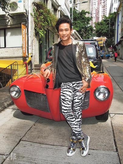 杜德偉以閃爆西裝打扮兼出動私伙古董車拍MV。(攝影/記者:李潔盈) 杜德偉以閃爆西裝打扮兼出動私伙古董車拍MV。(攝影/記者:李潔盈)