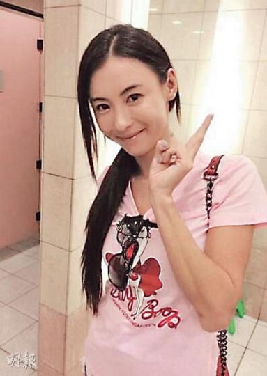 張栢芝即使在廁所兼素顏,也樂意給粉絲拍照。(微博圖片) 張栢芝即使在廁所兼素顏,也樂意給粉絲拍照。(微博圖片)