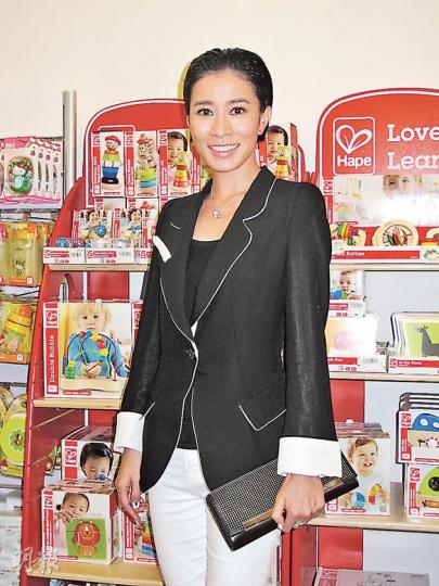 阿佘發覺朋友為湊仔無覺好瞓,所以想生BB的衝動亦打消了。(攝影/記者﹕李潔盈) 周家蔚做老闆娘,老公洪天明抱囝囝洪大仁來撐場。(攝影/記者﹕李潔盈) 談到林芊妤跟男士逗留廁格半小時一事,謝天華指影響到需要用廁所的人士就不好。(攝影/記者﹕李潔盈) 阿佘發覺朋友為湊仔無覺好瞓,所以想生BB的衝動亦打消了。(攝影/記者﹕李潔盈) 周家蔚做老闆娘,老公洪天明抱囝囝洪大仁來撐場。(攝影/記者﹕李潔盈) 談到林芊妤跟男士逗留廁格半小時一事,謝天華指影響到需要用廁所的人士就不好。(攝影/記者﹕李潔盈)
